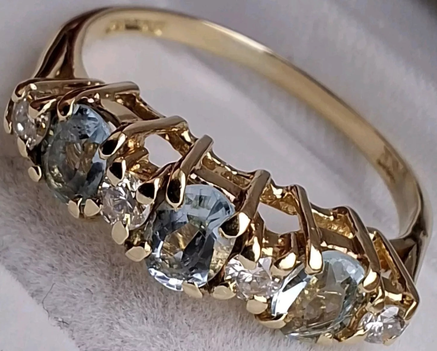 Vintage 18 ct Gold Ring with Aquamarine and Diamonds Size L