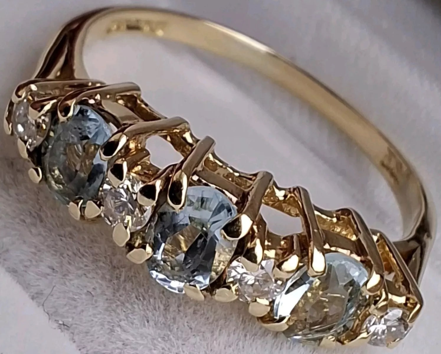 Vintage 18 ct Gold Ring with Aquamarine and Diamonds Size L