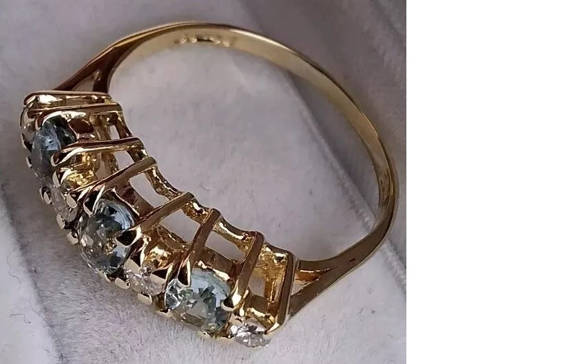 Vintage 18 ct Gold Ring with Aquamarine and Diamonds Size L